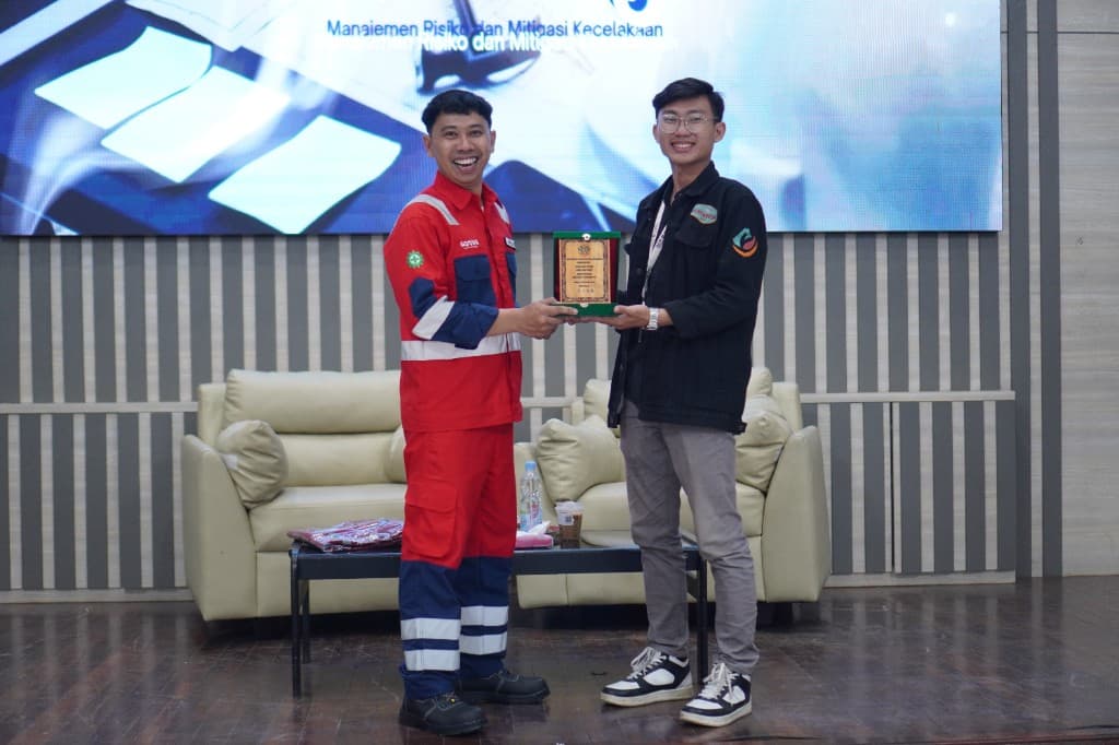 Penyerahan penghargaan pelatihan manajemen risiko K3
